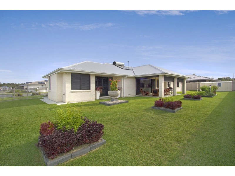 2 Lindwall Avenue, Pottsville NSW 2489