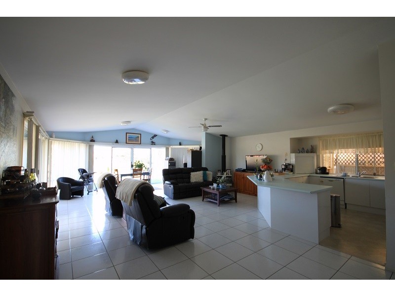 8 Edinburgh Ave, Pottsville NSW 2489