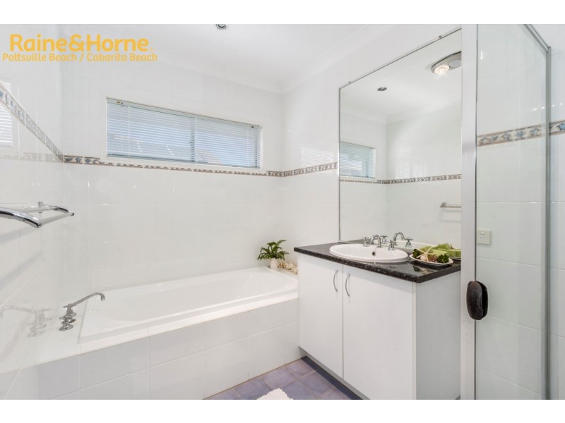 18 Marina Parade, Jacobs Well QLD 4208