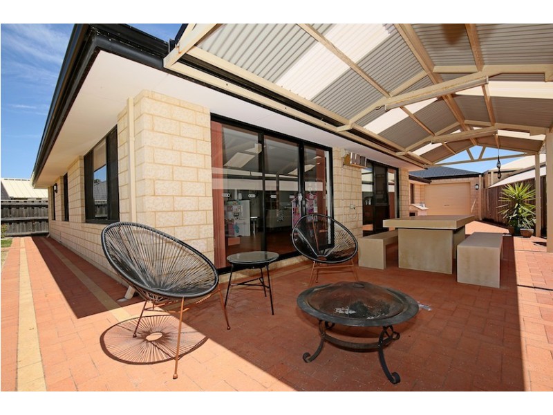 4 Beaufortia Turn, Halls Head WA 6210