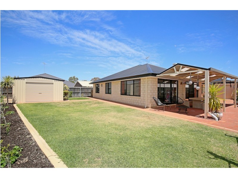 4 Beaufortia Turn, Halls Head WA 6210