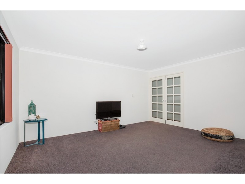 4 Beaufortia Turn, Halls Head WA 6210