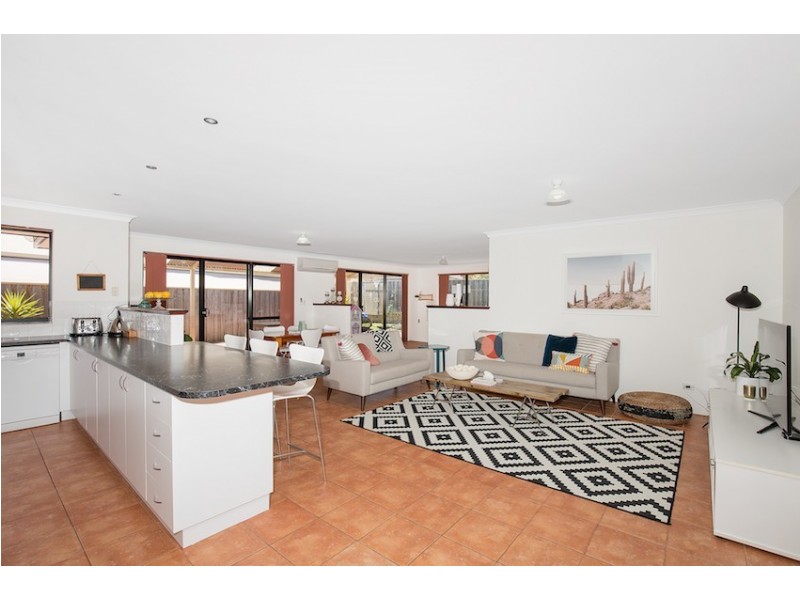 4 Beaufortia Turn, Halls Head WA 6210