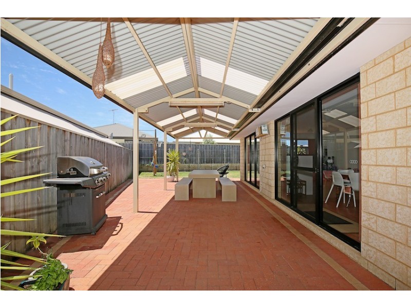 4 Beaufortia Turn, Halls Head WA 6210