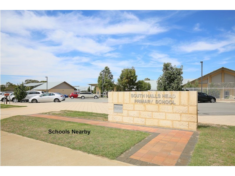 4 Beaufortia Turn, Halls Head WA 6210