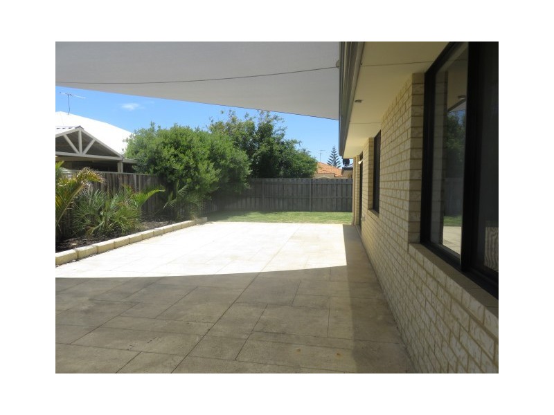 198 Peelwood Parade, Halls Head WA 6210