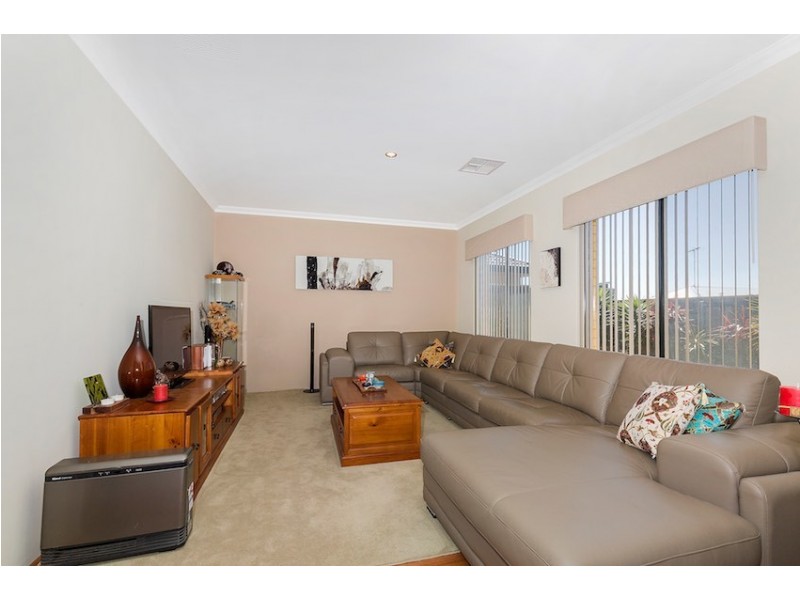 6 Lorea Loop, Halls Head WA 6210