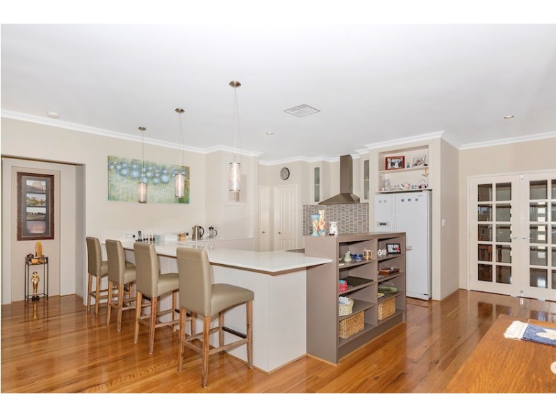 6 Lorea Loop, Halls Head WA 6210