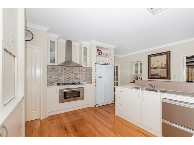 6 Lorea Loop, Halls Head WA 6210