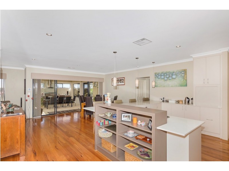 6 Lorea Loop, Halls Head WA 6210