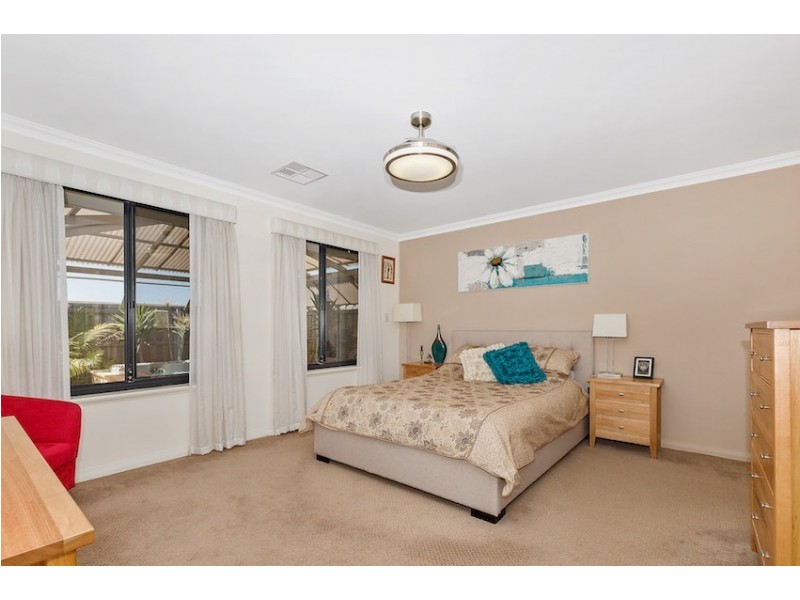 6 Lorea Loop, Halls Head WA 6210