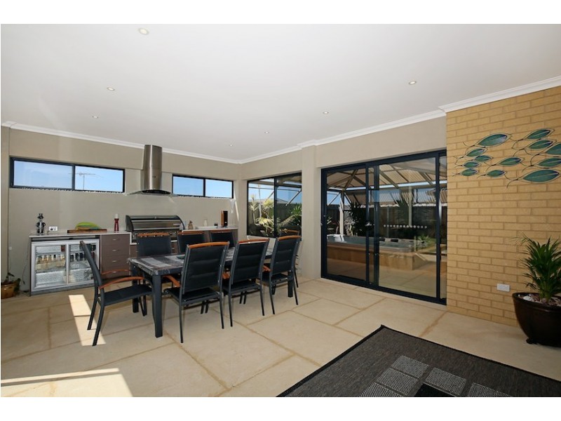6 Lorea Loop, Halls Head WA 6210