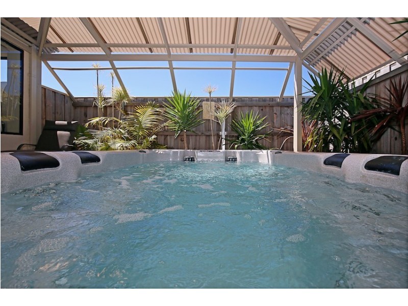 6 Lorea Loop, Halls Head WA 6210