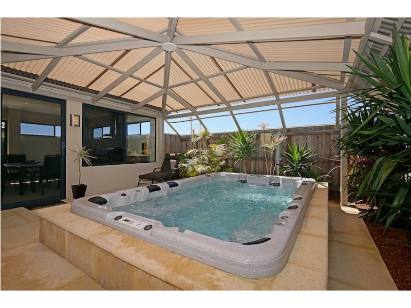 6 Lorea Loop, Halls Head WA 6210