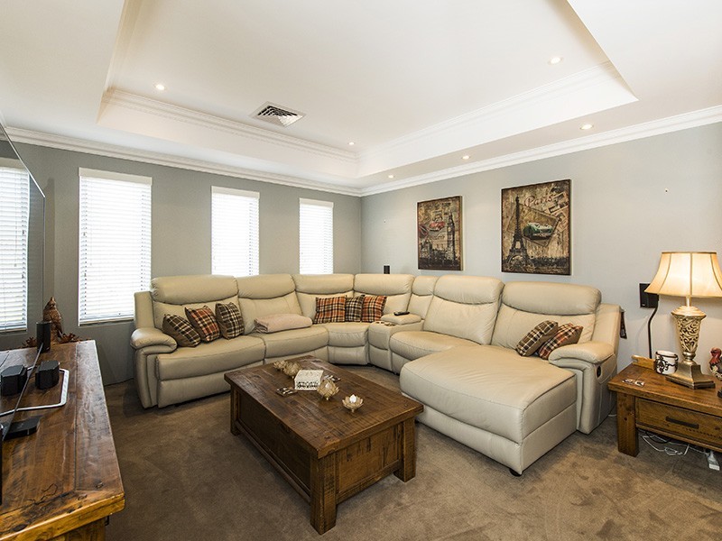 2 Splendens Turn, Halls Head WA 6210