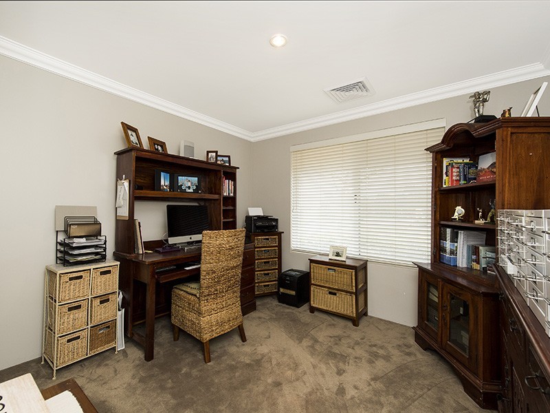 2 Splendens Turn, Halls Head WA 6210