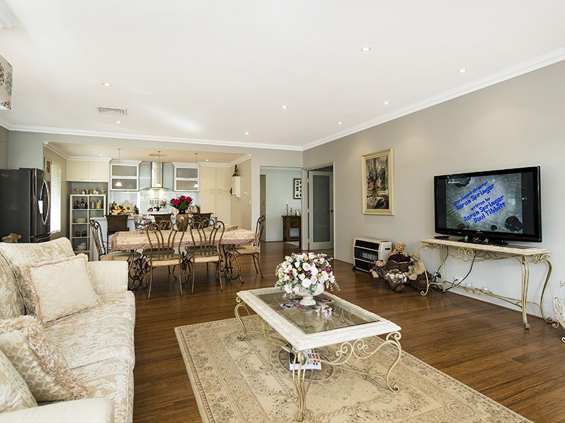 2 Splendens Turn, Halls Head WA 6210