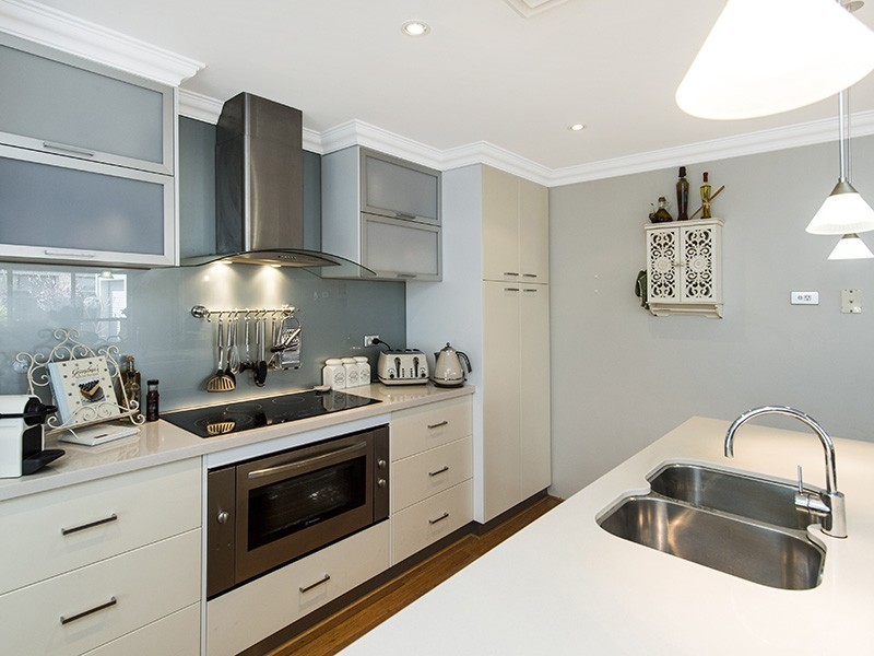 2 Splendens Turn, Halls Head WA 6210