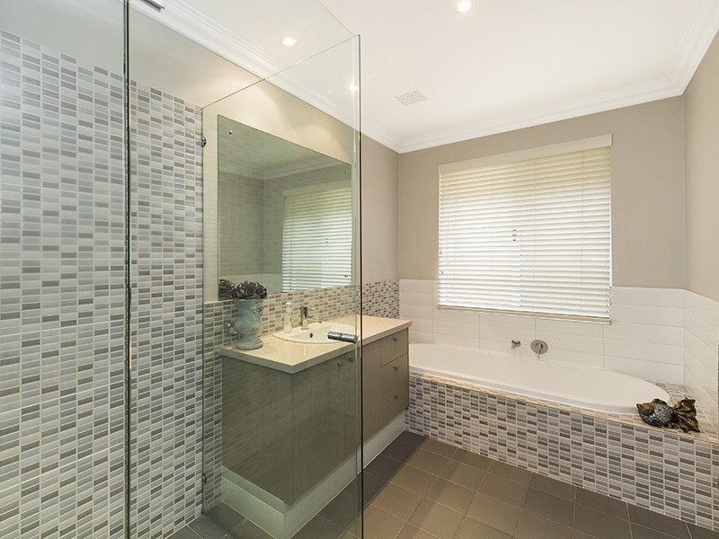 2 Splendens Turn, Halls Head WA 6210