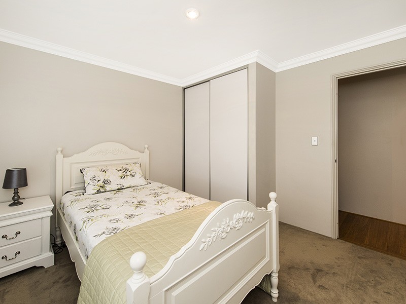 2 Splendens Turn, Halls Head WA 6210