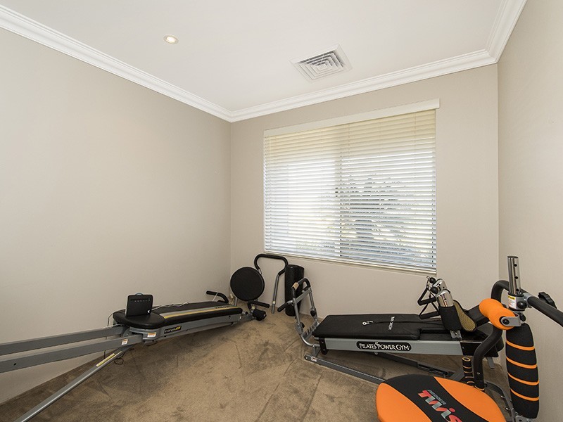 2 Splendens Turn, Halls Head WA 6210