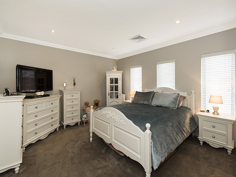 2 Splendens Turn, Halls Head WA 6210