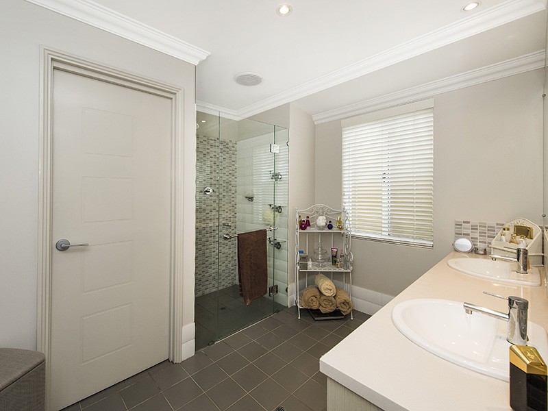 2 Splendens Turn, Halls Head WA 6210