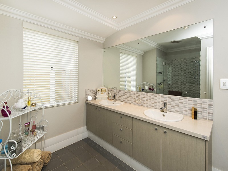 2 Splendens Turn, Halls Head WA 6210