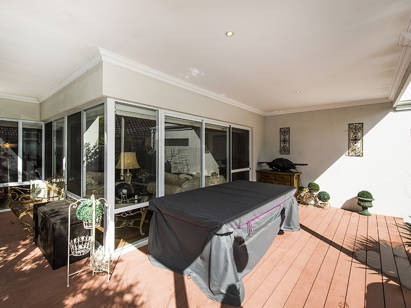 2 Splendens Turn, Halls Head WA 6210