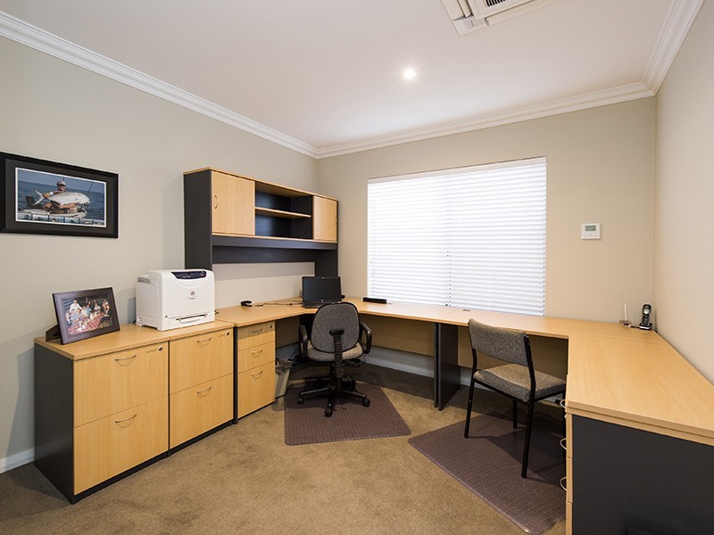 5 Gael Place, Dudley Park WA 6210