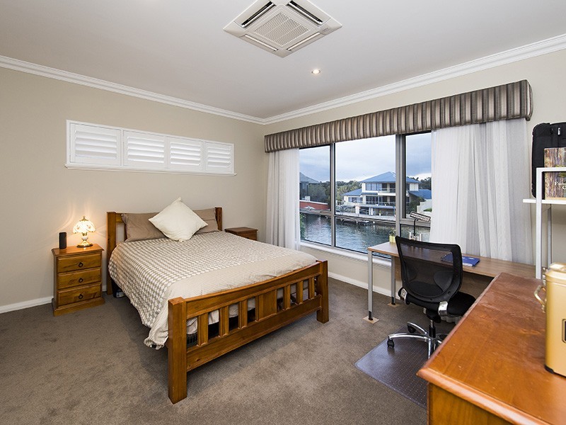 5 Gael Place, Dudley Park WA 6210