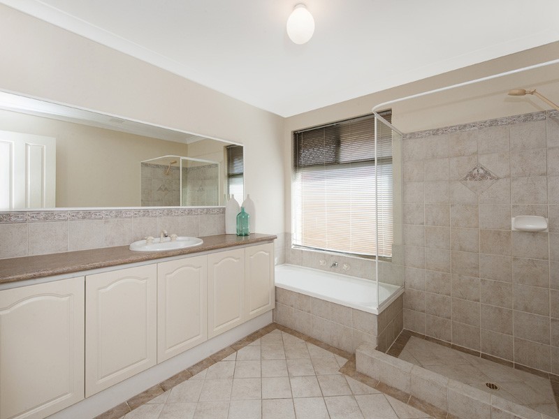 27 Genevieve Court, Halls Head WA 6210
