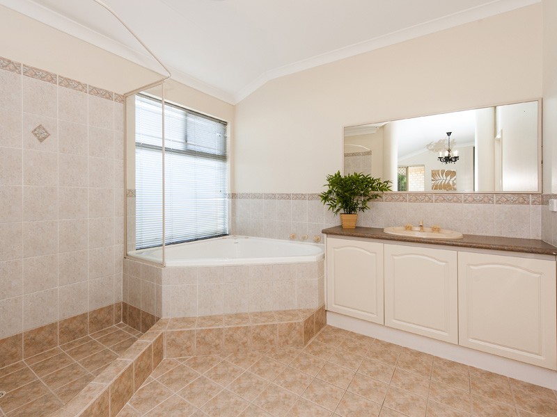 27 Genevieve Court, Halls Head WA 6210