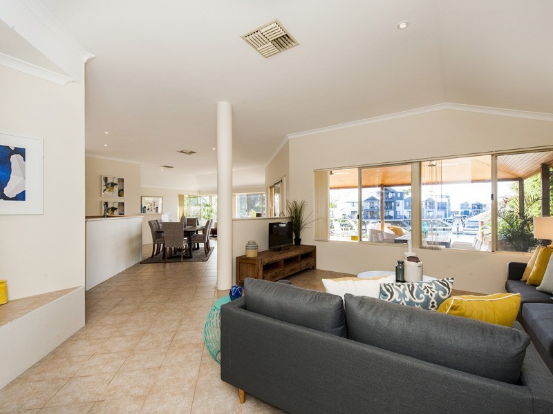 27 Genevieve Court, Halls Head WA 6210