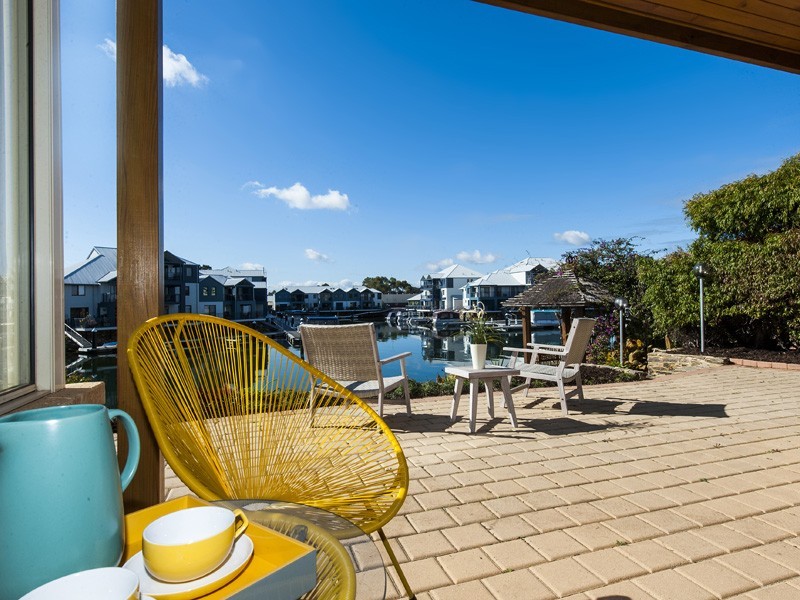 27 Genevieve Court, Halls Head WA 6210