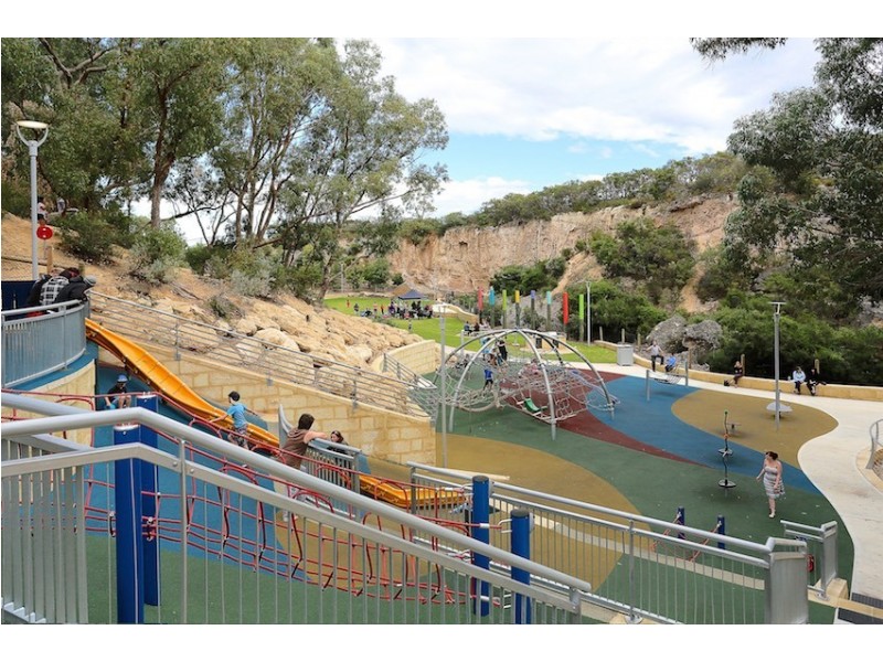 8 Bunker Retreat, Meadow Springs WA 6210