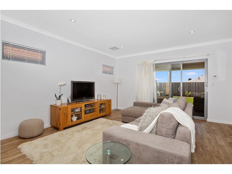 16 Sugarwood Terrace, Halls Head WA 6210