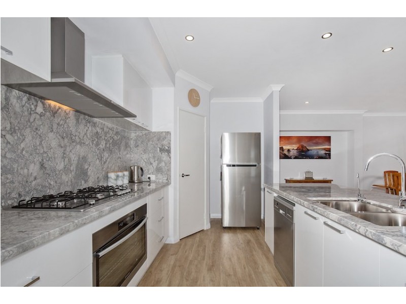 16 Sugarwood Terrace, Halls Head WA 6210