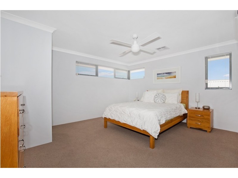 16 Sugarwood Terrace, Halls Head WA 6210