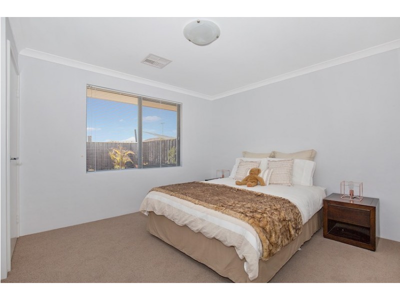 16 Sugarwood Terrace, Halls Head WA 6210