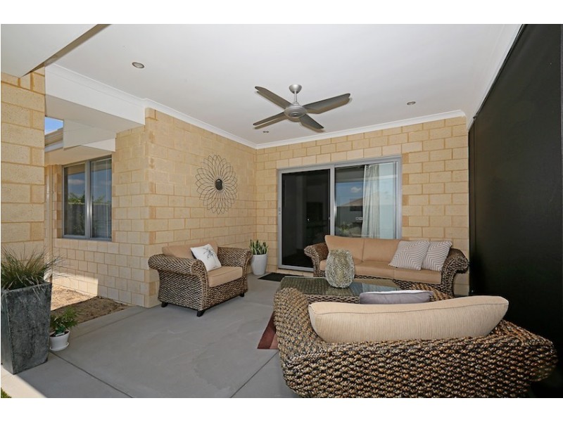 16 Sugarwood Terrace, Halls Head WA 6210