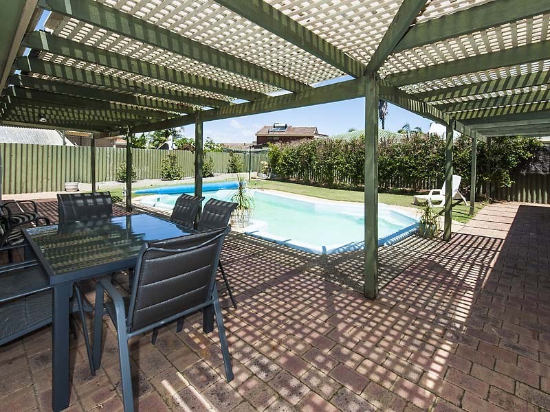 6 Fairfield Way, Halls Head WA 6210