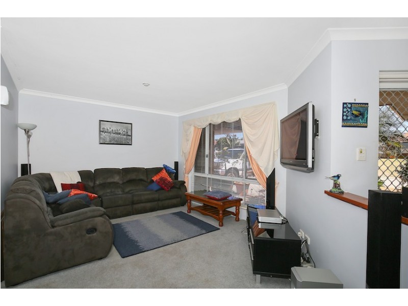 8 Muntries Place, Halls Head WA 6210