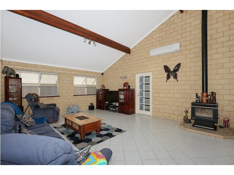8 Muntries Place, Halls Head WA 6210