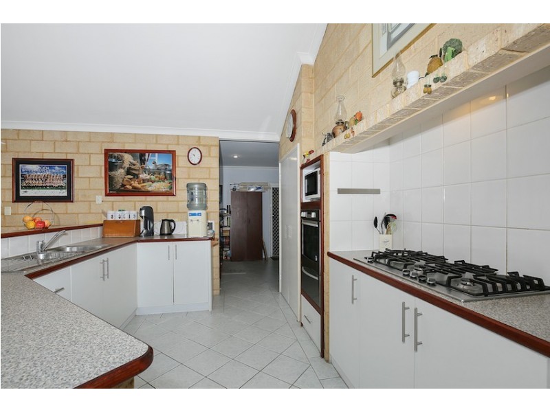 8 Muntries Place, Halls Head WA 6210