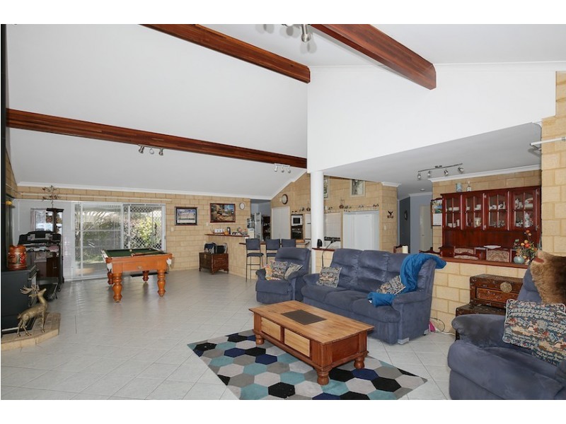 8 Muntries Place, Halls Head WA 6210