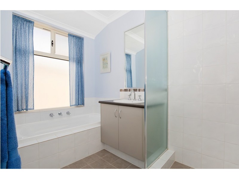 3 Indoon Way, Lakelands WA 6180