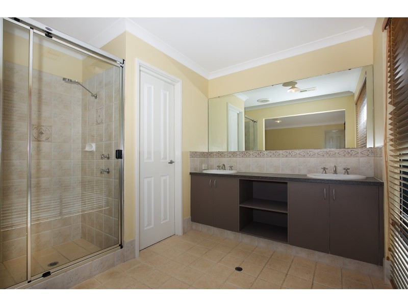 190 Riverland Drive, Stake Hill WA 6181