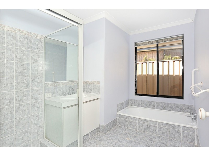 24 Daydream Plaza, Halls Head WA 6210