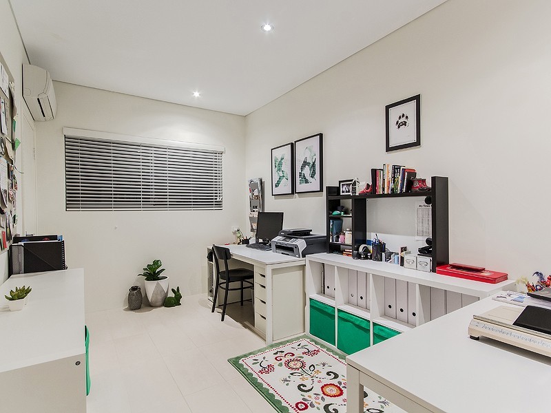 16 Twilight Court, Dudley Park WA 6210